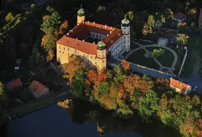 Letecký pohled na zámek Mníšek pod Brdy